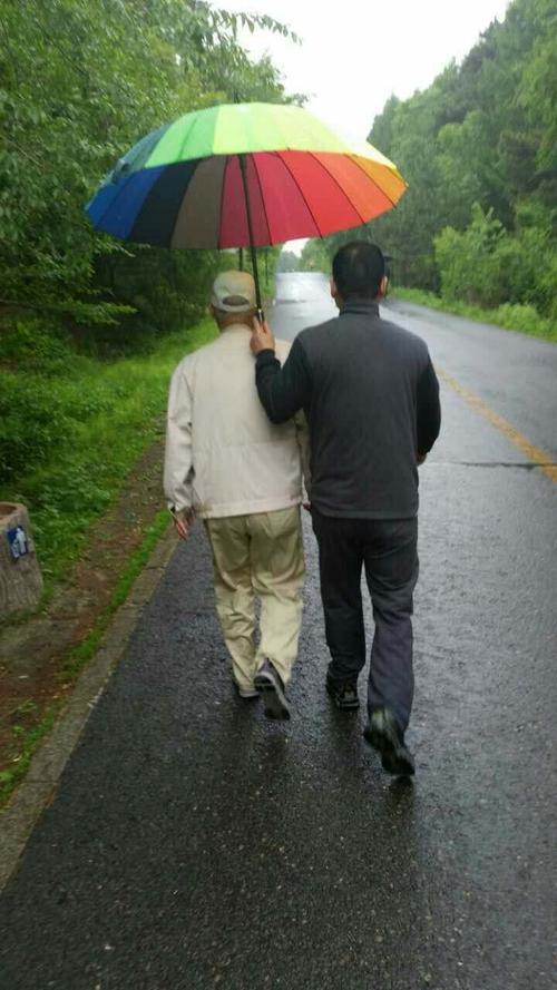 父亲为儿子打伞的感悟