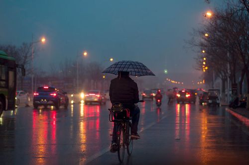 在下雨时骑着单车的唯美句子